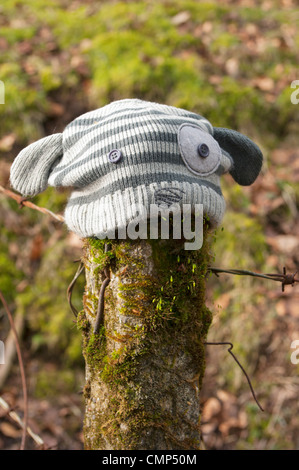 Hat found on Dartmoor on post for owner to retrieve, Dartmoor, Devon, UK Stock Photo