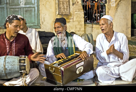 Qawwali (Sufi devotional music)musicians  during the annual Urs (Muslim festival) at Nizamuddin dargah Delhi Stock Photo