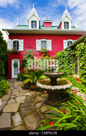 Auberge du Mange Grenouille Inn and garden, Bas-Saint-Laurent region, Quebec Stock Photo