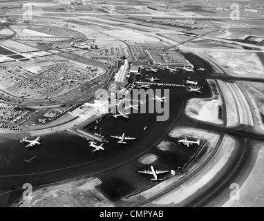 1950s AERIAL OF IDLEWILD AIRPORT NOW JOHN F. KENNEDY AIRPORT NEW YORK TERMINAL BUILDING Stock Photo