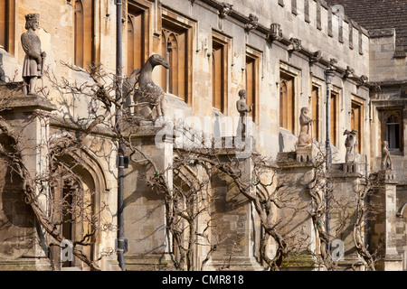 Magdalen College Oxford - the Cloister, statues and Wisteria Stock Photo