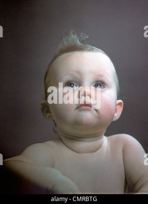 1940s 1950s PORTRAIT BABY HEAD SHOULDERS LOOKING UP Stock Photo