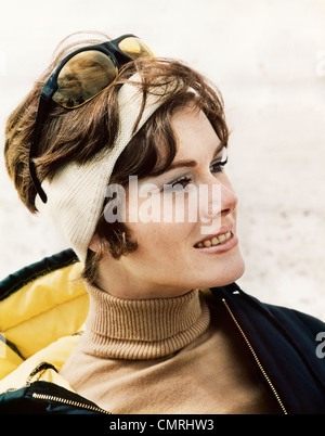 1970s BRUNETTE WOMAN WEARING SKI PARKA HEADBAND SUNGLASSES TURTLENECK SWEATER Stock Photo