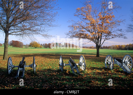 1990s THREE CANNONS IN AUTUMN VALLEY FORGE NATIONAL HISTORIC PARK PENNSYLVANIA Stock Photo