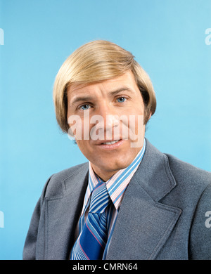 1970 1970s RETRO PORTRAIT OF BLONDE MAN WEARING GREY SUIT BLUE STRIPED TIE Stock Photo