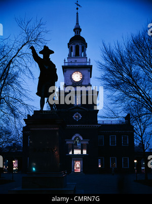 INDEPENDENCE HALL PHILADELPHIA PA AT NIGHT WITH STATUE OF COMMODORE JOHN BARRY Stock Photo