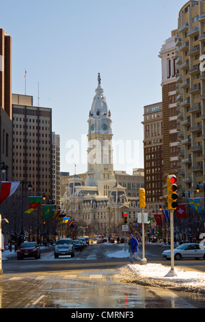 LOOKING DOWN BEN FRANKLIN PARKWAY TO PHILADELPHIA CITY HALL WITH WILLIAM PENN STATUE Stock Photo