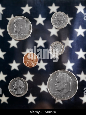 1970s ARRANGEMENT UNITED STATES COINS STAR BACKGROUND NICKEL PENNY QUARTER DIME HALF DOLLAR PRESIDENTS RETRO Stock Photo