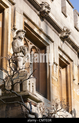 Magdalen College Oxford - the Cloister, statues and Wisteria 13 Stock Photo