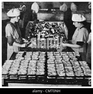 1923 Packing Sardines In Canada Stock Photo