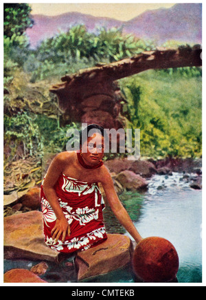 1925 Rapa Iti Austral Island woman collecting water Stock Photo