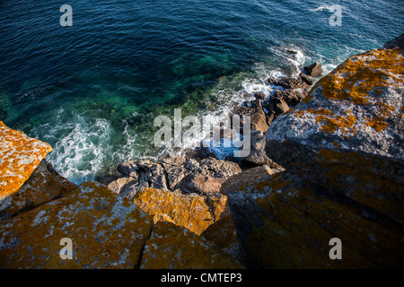 A rocky cliff in the Atlantic coastline (Galicia, Costa da Morte) whit crystal clear turquoise sea water Stock Photo