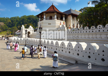 Sri Lanka - pilgrims going to the temple Temple of the Tooth, Kandy, Sri Dalaga Maligawa, buddish shrine, UNESCO Stock Photo