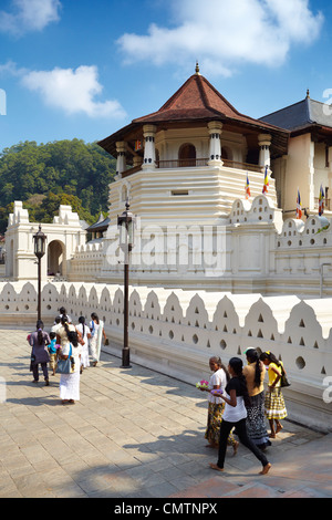 Sri Lanka - pilgrims going to the temple Temple of the Tooth, Kandy, Sri Dalaga Maligawa, Sri Lanka, UNESCO Stock Photo