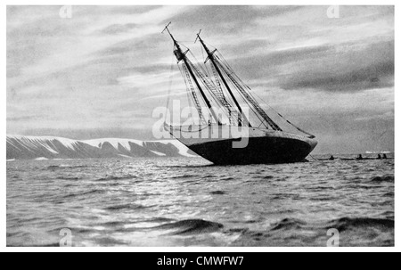 1925 Bowdoin  Arctic Gaff-rigged Schooner offshore in Murchison Sound Stock Photo