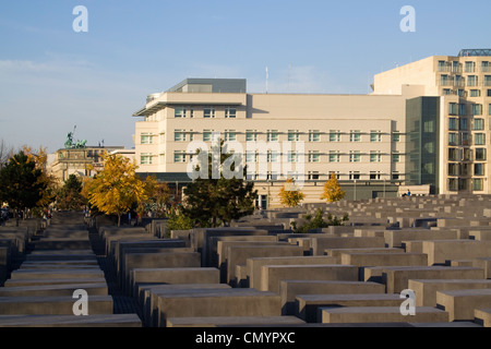 Berlin Holocaust Memorial, Beton stelen by architect Peter Eisenmann, background new American Embassy Stock Photo