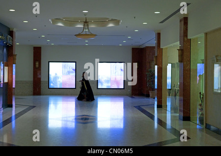 Bahrain, Manama, local people in the Seef Mall shopping center Stock Photo