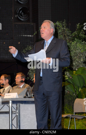 Newsreader Peter Sissons addresses the Protelos symposium at National Osteoarthritis Conference, Harrogate Stock Photo