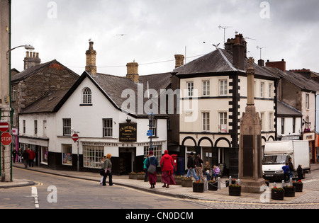 UK, Cumbria, Ulverston, King Street, War memorial outside Murray’s Pharmacy shop Stock Photo