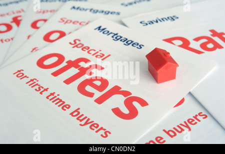 MORTGAGE RATE LEAFLETS WITH MODEL HOUSE RE SPECIAL OFFERS FIRST TIME BUYERS MORTGAGES HOME BUYERS INCOMES HOUSING MARKET PRICES Stock Photo
