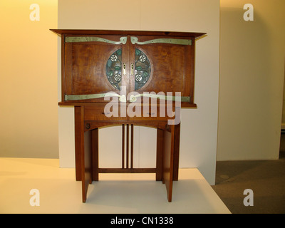 Design furniture Pinakothek der Moderne Modern art Museum. British made wooden squatting cabinet