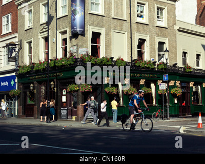 The Bunch Of Grapes Public House, Brompton Road, Knightsbridge, London ...