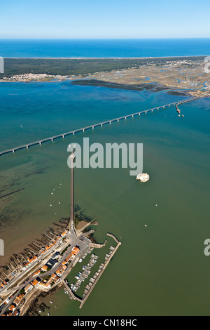 France, Charente Maritime, Bourcefranc le Chapus, Pointe du Chapus, Fort Louvois and Oleron bridge (aerial view) Stock Photo