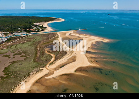 France, Charente Maritime, Saint Georges d'Oleron, Ile d'Oleron, sandbanks before Boyardville harbour (aerial view) Stock Photo