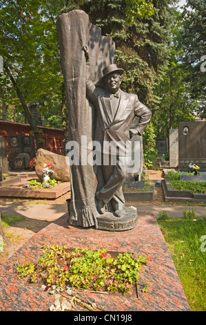 RUSSIA Moscow Novodevichy Cemetery Tomb of Entertainer Boris Brynov Stock Photo