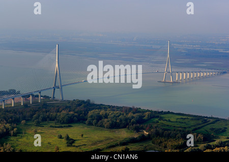 France, between Calvados and Seine Maritime, the Pont de Normandie (Normandy Bridge) spans the Seine to connect the towns of Stock Photo