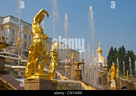 RUSSIA St Petersburg Peterhof Palace (Petrodvorets early 18th Century) Palace of Peter the Great view of the Grand Cascade Stock Photo