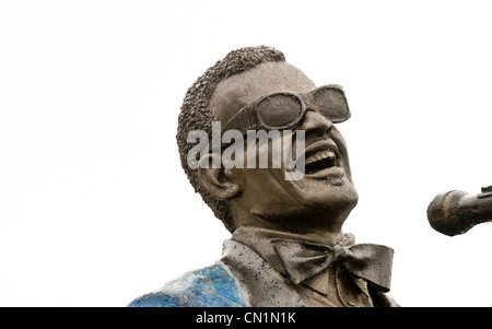 Ray Charles bronze statue at baby grand piano revolving atop flowing water, Riverfront Park in Albany, Georgia, USA Stock Photo