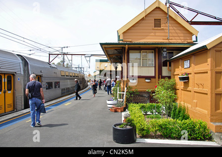 Train platform at Katoomba Railway Station, Katoomba, Blue Mountains, New South Wales, Australia Stock Photo