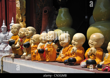 Kleine religiöse Figuren auf dem Armaturenbrett eines fahrenden Autos. Figur  eines buddhistischen Mönchs im Innenraum eines Autos, Thailand  Stockfotografie - Alamy