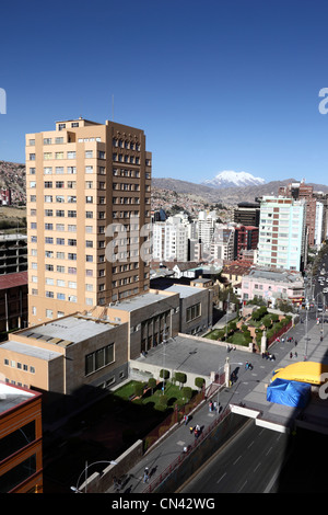 UMSA (Universidad Mayor de San Andres) university Monoblock building (left) and Avs Arce and 6 de Agosto, Mt Illimani in background, La Paz , Bolivia Stock Photo