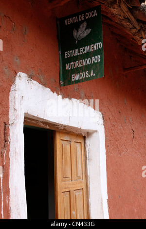 Sign above shop doorway showing it is licensed to sell coca leaves legally , Lampa , Puno department , Peru Stock Photo