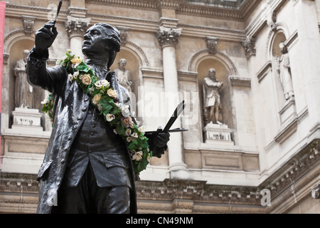 United Kingdom, London, Piccadilly, Royal Academy of Arts founded by king George III in 1768, statue of first academy Stock Photo