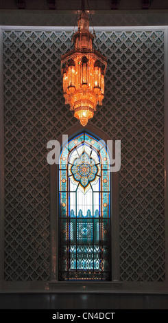 Die Große Sultan-Qabus-Moschee in Muscat ist die Hauptmoschee in Oman.  Großer Lüster in der Männergebetshalle Stock Photo
