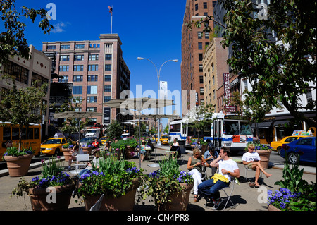 United States, New York, Manhattan, Meatpacking district (Gansevoort Market), terrace in the street on W 14th Street and 9th Stock Photo