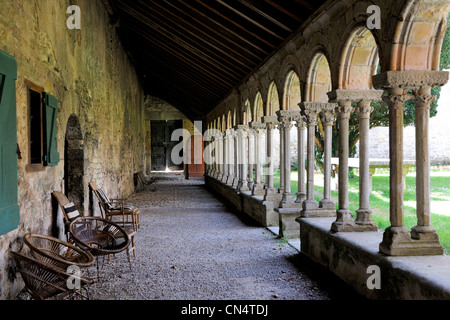 France, Aude, St Martin le Vieil, the former Cistercian abbey of Villelongue and guesthouse, an alley of the forme cloister Stock Photo