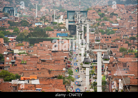 Colombia, Antioquia Department, Medellin, Santo Domingo Savio District inhabited by poor families (favela), the Metro-Cable of Stock Photo
