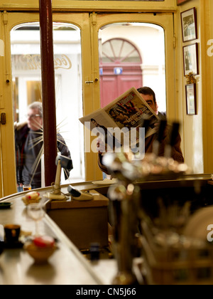 France, Paris, feature: 25 Parisian bistrots, general round of drinks Stock Photo