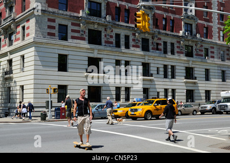 United States, New York City, Manhattan, Upper West side, skateboarder at the corner of Central Park West and 85th Street Stock Photo