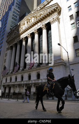 United States, New York City, Manhattan, Financial District, Wall Street, mounted police in front of the World Stock Exchange Stock Photo