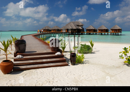 Maldives, South Male Atoll, Dhigu Island, Anantara Resort and Spa Hotel, pontoon going to the bungalows in the lagoon Stock Photo