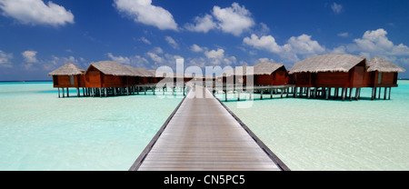 Maldives, South Male Atoll, Dhigu Island, Anantara Resort and Spa Hotel, pontoon going to the bungalows in the lagoon Stock Photo