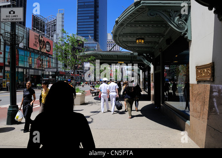 United States, New York City, Manhattan, Midtown, sailors returning to their ship at the end of 34th Street along the Stock Photo