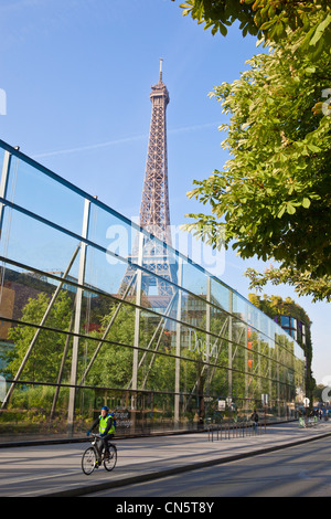 France, Paris, the museum of Arts Premiers quai Branly by architect Jean Nouvel and the Eiffel Tower Stock Photo
