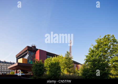 France, Paris, Musee des Arts Premiers (museum of primitive arts) quai Branly by architect Jean Nouvel and the Eiffel Tower Stock Photo