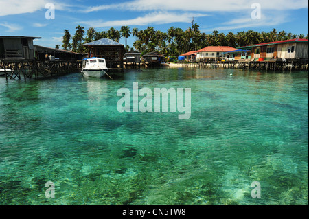 Malaysia, Borneo, Sabah State, Semporna, Mabul, Dayak Lau (Sea Gypsies) living on boats and wooden houses on stilt Stock Photo